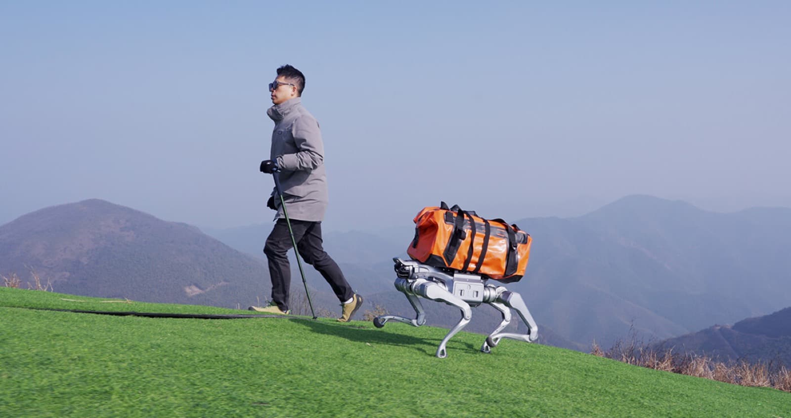 As2 carregando equipamento em trilha de montanha — payload junto ao usuário