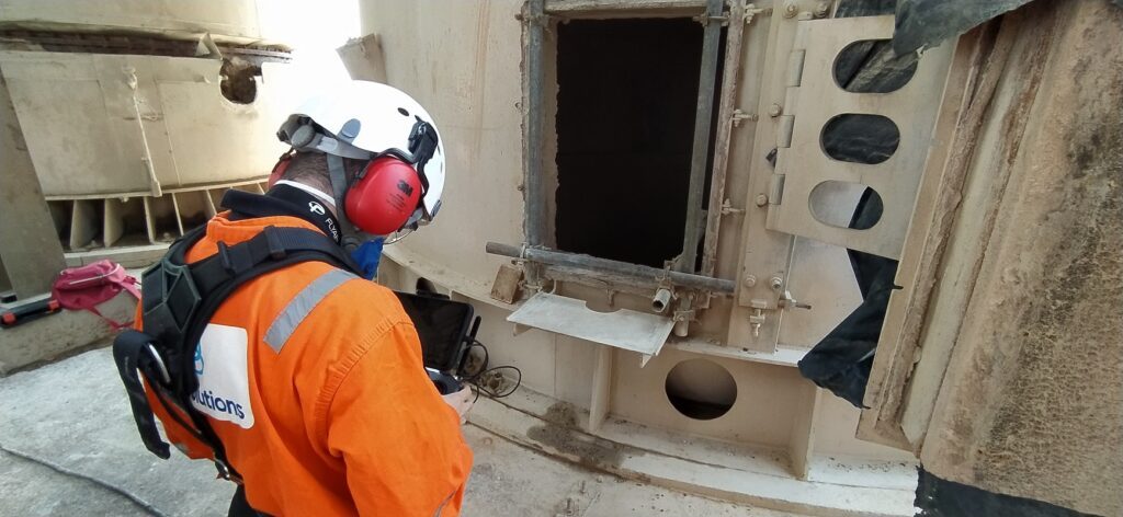 Na imagem é mostrado o operador na BV(Boca de visita) do ativo, realizando a prova de conceito do mesmo.